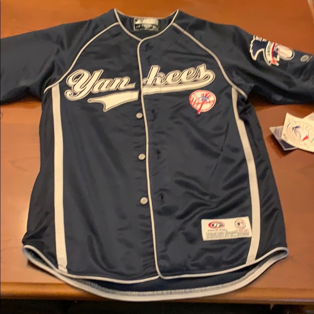 ⚡️New with tags Yankees button Jersey